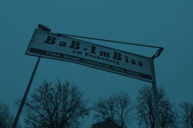 Schild an einem Imbiss mit absurd wirkender Typografie. Der Text lautet "BaB-ImBiss"