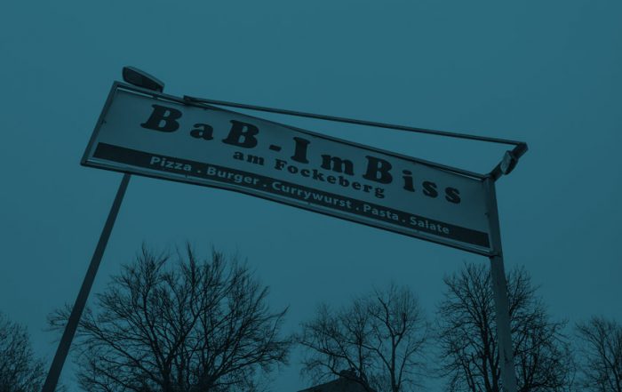 Schild an einem Imbiss mit absurd wirkender Typografie. Der Text lautet "BaB-ImBiss"