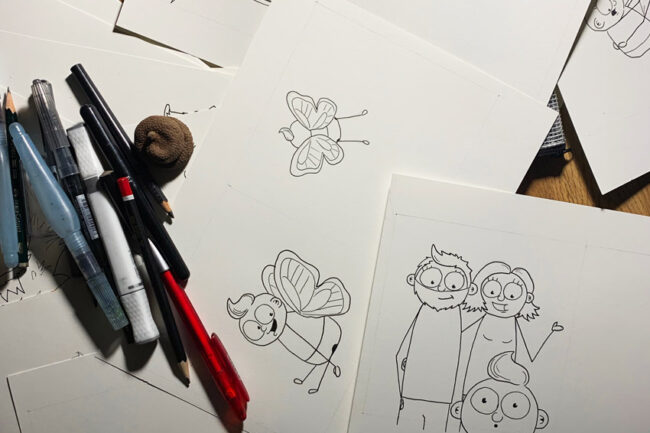Schreibtisch mit mehreren Illustrationen eines Kinderbuchts