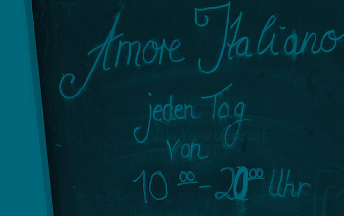 Tafel mit der Kreide-Aufschrift: "Amore Italiano jeden Tag von 10 - 20 uhr.