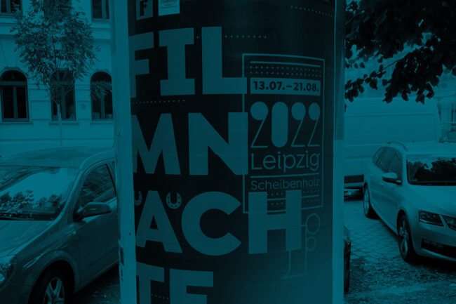 Litfasssäule mit Plakat. Der Text "Fimnächte" ist sinnlos umgebrochen und dadurch nicht leesabar.