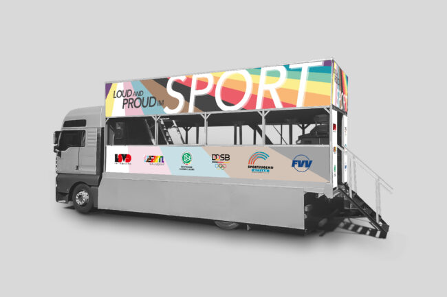 Arbeitsprobe. CSD-Wagen für den DFB und LSVD. Die Abbildung zeigt einen LKW mit bunten Bannern mit der Aufschrift "loud and proud im Sport"