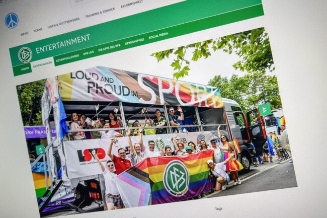 Screenshot Seite DFB: CSD-Wagen für den DFB und LSVD. Die Abbildung zeigt einen LKW mit bunten Bannern mit der Aufschrift "loud and proud im Sport"