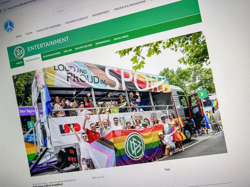 Screenshot Seite DFB: CSD-Wagen für den DFB und LSVD. Die Abbildung zeigt einen LKW mit bunten Bannern mit der Aufschrift "loud and proud im Sport"