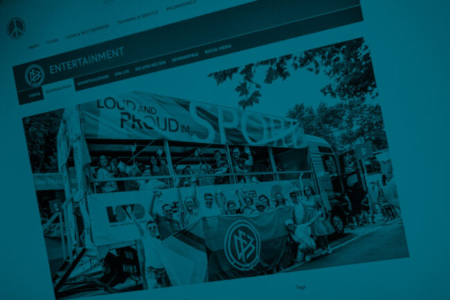 Screenshot Seite DFB: CSD-Wagen für den DFB und LSVD. Die Abbildung zeigt einen LKW mit bunten Bannern mit der Aufschrift "loud and proud im Sport", das Foto ist blau eingefärbt